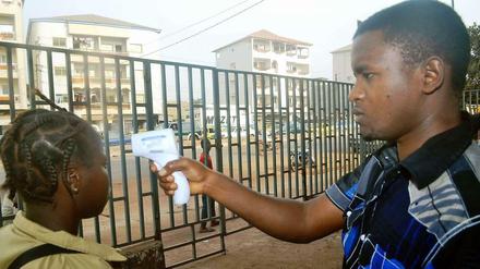 Schüler, die in der Hauptstadt Guineas, Conakry, wieder in ihre Schulen zurückgekehrt sind, mussten zunächst ihre Hände desinfizieren und dann wurde ihre Temperatur gemessen, um eine weitere Ausbreitung des Ebola-Virus zu vermeiden. 