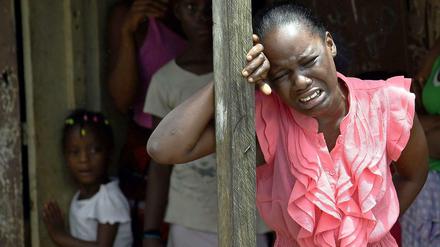 Eine Frau in Monrovia weint um Angehörige, die an Ebola gestorben sind. Allein in Liberia sind mehr als 2000 Menschen an der Viruskrankheit gestorben. Ein Ende der Krise ist nicht in Sicht. 