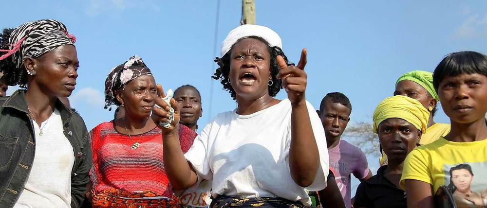 Diese Frauen in Liberia haben Angst. Mit ihrer Demonstration in Monrovia wollen sie verhindern, dass Ebola-Tote in ihrem Dorf begraben werden. Inzwischen hat Liberia angeordnet, die Opfer des Virus zu verbrennen. 