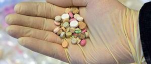 Ein Ermittler in Deutschland hält Ecstasy-Pillen in seiner Hand. In Irland ist der Konsum von Drogen wie Ecstasy wegen einer Lücke in der Gesetzgebung für kurze Zeit legalgewesen.