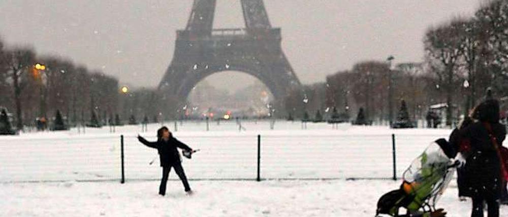 Schnee am Eiffelturm in Paris - sehr zur Freude dieser Kinder.