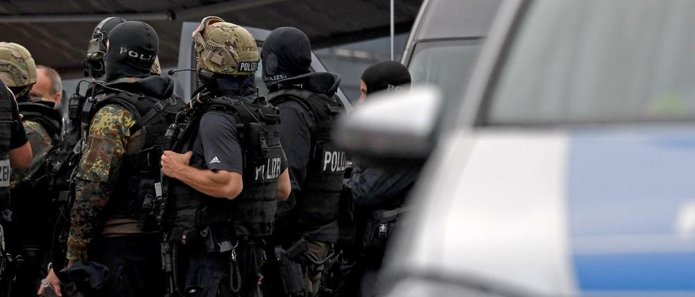 Einsatzbereit: Beamte der Bremer Polizei vor dem Einkaufscentrum "Weserpark"