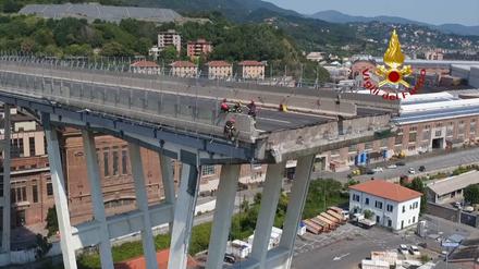 Blick auf die am 14.08.2018 teilweise eingestürzte Morandi-Autobahnbrücke in Genua.