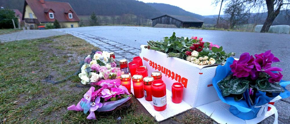 Blumen und Kerzen stehen am Tatort in Unterfranken. Hier wurde in der Silvesternacht eine Elfjährige vom Projektil einer Kleinkaliberwaffe getötet.