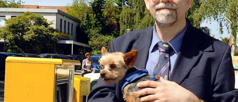 Kläger Elmar Vitt mit seinem Yorkshire Terrier Sir Monti