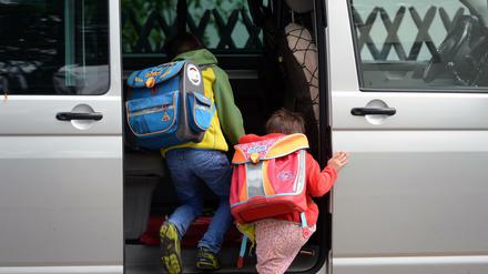 Kinder steigen in Großraum-Van, Symbolbild Elterntaxi.