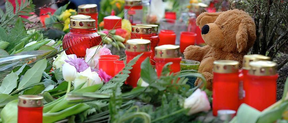 Nach dem Mord an einer Elfjährigen liegen Blumen und Kerzen an der Einfahrt zum City-Parkhaus in Emden.