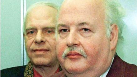 Die Entführer des Hamburger Multimillionärs Jan Philipp Reemtsma, Wolfgang Koszics (r) und Peter Richter verlassen am 14.2.1997 das Hamburger Landgericht. 