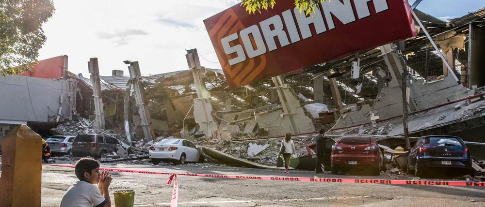 Ein Junge sitzt vor den Trümmern eines eingestürzten Supermarktes im Stadtteil Tasquena im Süden von Mexiko-Stadt.