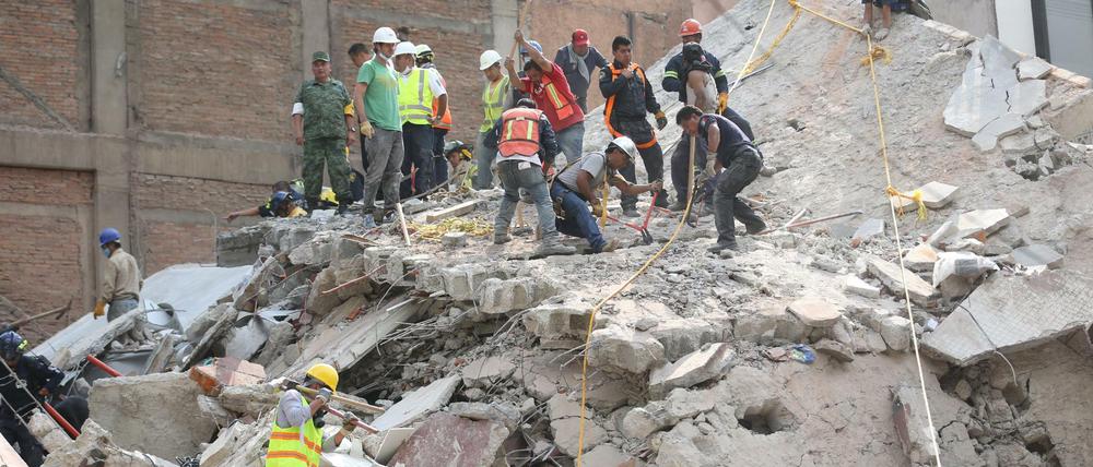 Katastrophe am Jahrestag: Helfer in Mexiko-Stadt suchen nach Überlebenden des Erdbebens. 