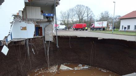Der Erdfall ließ Gebäudeteile abbrechen: Das entstandene Loch ist 40 bis 50 Meter tief und mit Wasser gefüllt.