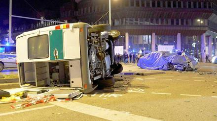 Schwer beschädigt wurde ein Polizeitransporter, der in Stuttgart von einem Testwagen gerammt wurde.