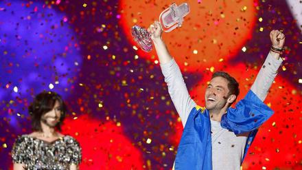 Der Schwede Måns Zelmerlöw hat den 60. Eurovision Song Contest in Wien gewonnen. Die Trophä wurde von der österreichischen Vorjahressiegerin Conchita Wurst überreicht