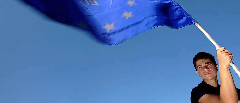 Mitmachen für Europa - Tagesspiegel Online und Arte stellen Projekte vor. Im Bild: Ein Bulgare schwenkt eine EU-Fahne.