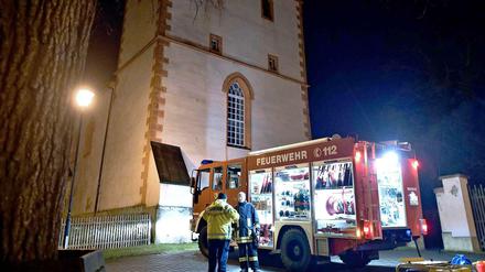 Einsatzkräfte der Feuerwehr in der Nacht zu Freitag bei Löscharbeiten in der Wiprechtkirche in Eula (Sachsen). 