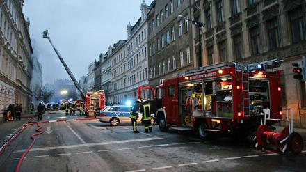 Löscharbeiten der Feuerwehr finden am Sonntag in Görlitz (Sachsen) statt. Bei der Explosion in einem Görlitzer Wohnhaus am Sonntag sind zwölf Menschen verletzt worden.