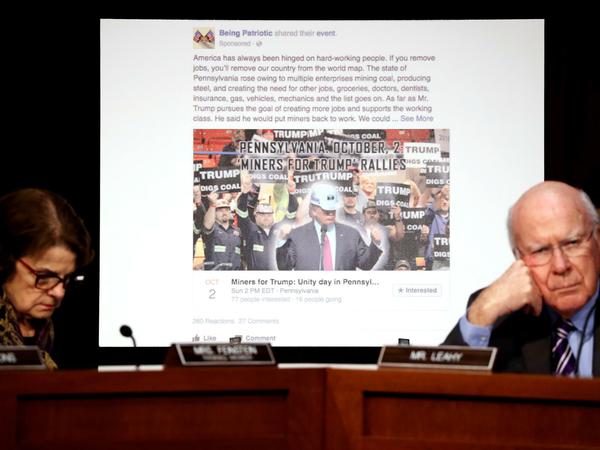 Fake. Sad. US-Senatoren Dianne Feinstein (links) und Pat Leahy vor Werbung für eine - nicht existierende - Veranstaltung "Minenarbeiter für Trump" 