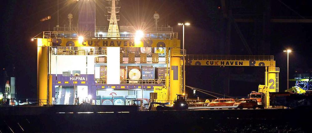 Die Fähre im Hafen von Cuxhaven. An Bord waren 27 Personen, geladen hatte das Schiff mehrere Lastwagen.