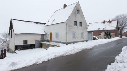 Schnee liegt vor einem Haus in Höxter-Bosseborn (Nordrhein-Westfalen) am 24.01.2017. Über Jahre hinweg soll ein Paar mehrere Frauen in das Haus in Ostwestfalen gelockt und dort schwer misshandelt haben.