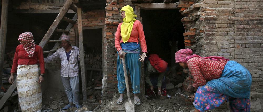 Diese Familie in Bhaktapur in Nepal versucht, ihr zerstörtes Haus wieder aufzubauen. Es dauerte bis Januar, bis das Bauministerium die neuen Regeln für die Errichtung erdbebensicherer Gebäude erlassen hatte. 