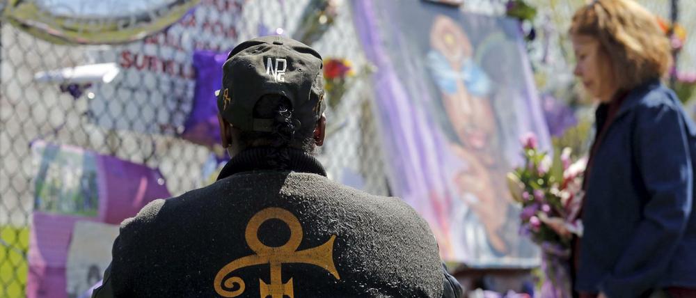 Trauernde Prince-Fans vor seinem Anwesen Paisley Park in Chanhassen, Minnesota.