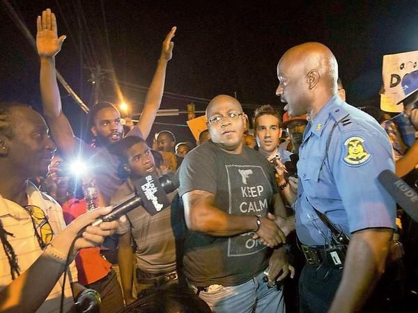 Der neue Einsatzleiter in Ferguson, Ron Johnson, ist schwarz und gibt Demonstranten persönlich die Hand.