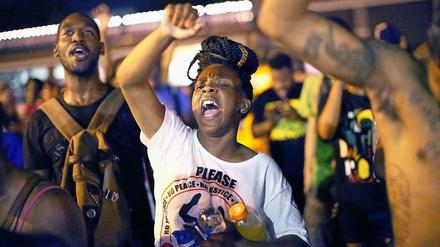 Die Tötung eines 18-jährigen Schwarzen hat in der amerikanischen Stadt Ferguson massive Proteste ausgelöst.