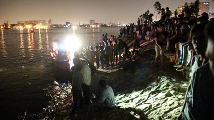 Menschen entlang des Nil schauen auf Rettungskräfte, die nach Überlebenden der Schiffskatastrophe am Donnerstag suchen. Bisher sind mindestens 22 Menschen gestorben. 