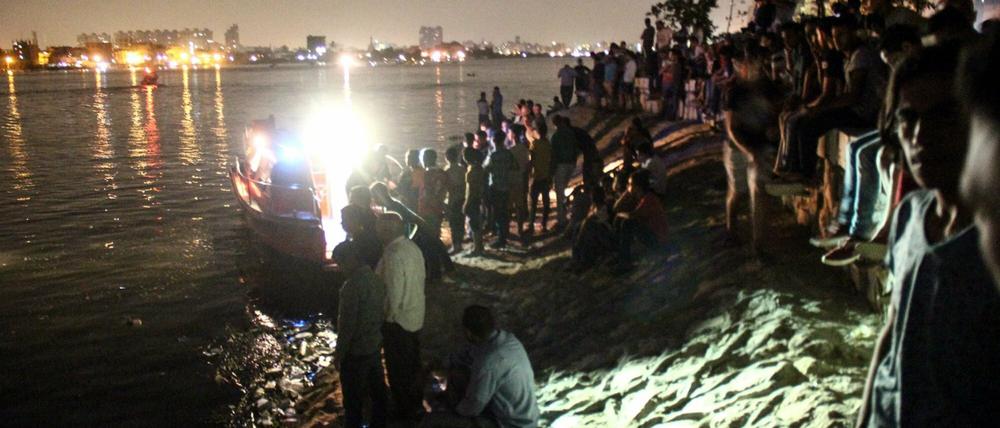 Menschen entlang des Nil schauen auf Rettungskräfte, die nach Überlebenden der Schiffskatastrophe am Donnerstag suchen. Bisher sind mindestens 22 Menschen gestorben. 