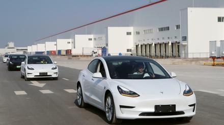 Fahrzeuge des Typs Tesla Model 3 vor einer Fabrik in Shanghai im Dezember 2019.