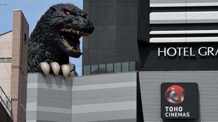Der Kopf von Godzilla ragt 52 Meter über Gebäuden in Tokio, Japan. 