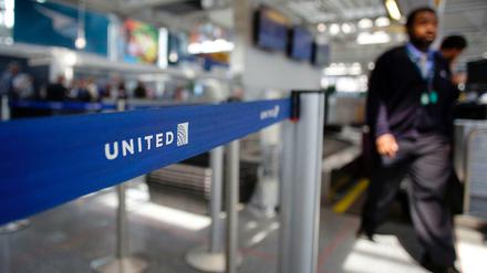 United Airlines hat eine „gütliche Einigung“ mit dem Kunden bestätigt, der gewaltsam aus einem Flugzeug gezerrt worden war.