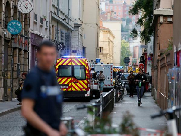 Feuerwehr und Polizei in der Nähe des Explosionsorts in Lyon 