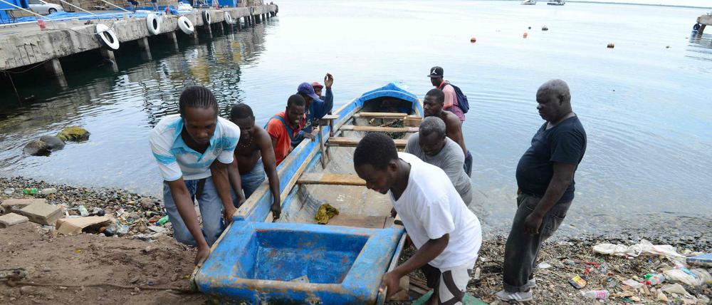 Fischer auf Jamaika holen ihre Boote aus dem Wasser, um sie vor dem Sturm zu schützen.