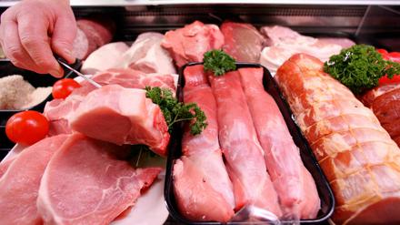 Mit Dioxin belastetes Schweinefleisch ist möglicherweise doch bereits an Verbraucher verkauft worden.