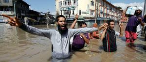 Kaschmiris protestieren gegen die schleppenden Hilfsaktionen in der Hauptstadt Srinagar