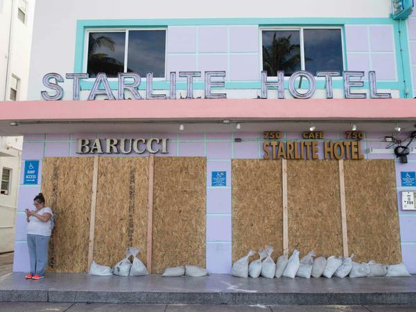 Auch in Miami Beach verriegeln die Ladenbesitzer ihre Geschäfte.
