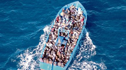 Flüchtlinge auf einem Boot im Mittelmeer. In Deutschland ist nun das Wort "Flüchtlinge" zum "Wort des Jahres" 2015 ernannt worden. 