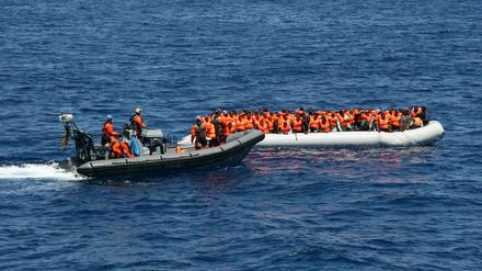 Die italienische Marine meldet, dass 40 Menschen im Mittelmeer ertrunken sind am Samstag (Symboldbild).