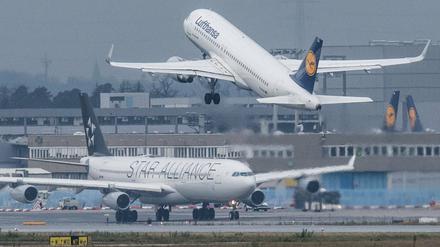 Eine Passagiermaschine startet am Flughafen in Frankfurt. Am Wochenende brachte eine Silvesterrakete den Flugbetrieb kurzzeitig durcheinander. 