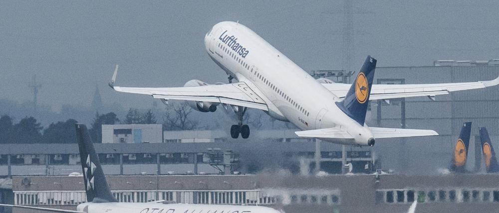 Eine Passagiermaschine startet am Flughafen in Frankfurt. Am Wochenende brachte eine Silvesterrakete den Flugbetrieb kurzzeitig durcheinander. 