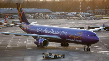 Ein Flugzeug der Fluggesellschaft Etihad landete jetzt erst mit mehr als 30 Stunden Verspätung auf dem Flughafen in Düsseldorf.(Nordrhein-Westfalen).