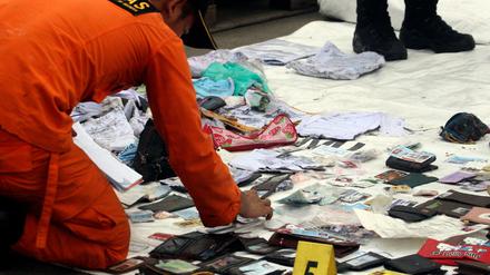 Gegenstände aus dem abgestürzten Passagierflugzeug von Lion Air