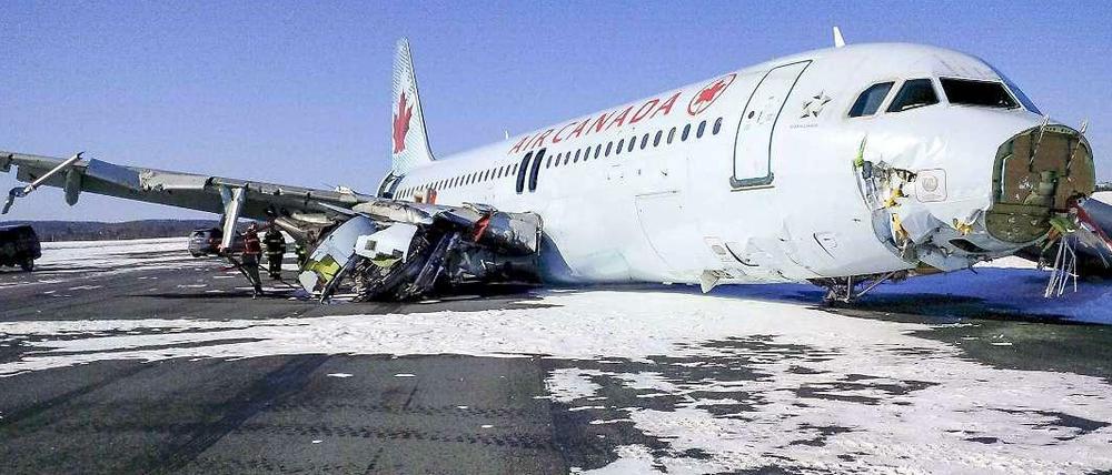 Die beschädigte Maschine von Air Canada am Sonntag in Halifax in der ostkanadischen Provinz Nova Scotia. 