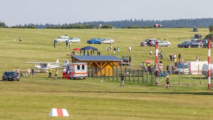 Ein Krankenwagen steht am 10.09.2016 in Großrückerswalde (Sachsen) auf einem Segelflugplatz.