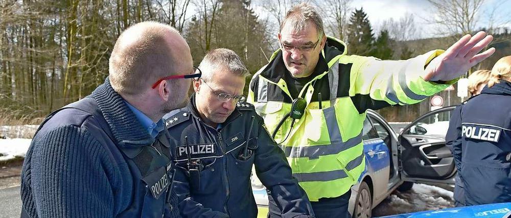 Im Einsatz: Polizei, Bundeswehr und die Feuerwehr suchten nach dem vermissten Flugzeug.