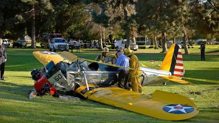 Das stark beschädigte Kleinflugzeug, mit dem Harrison Ford auf einem Golfplatz notlanden musste.