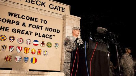 Nach dem Amoklauf stellt sich General Mark Milley in Fort Hood vor die wartenden Journalisten.