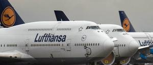 Lufthansa-Jets stehen am Flughafen
