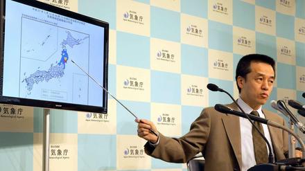 Ein Beamter in Japan zeigt auf einer Pressekonferenz am Mittwoch die betroffene Region des Erdbebens. 